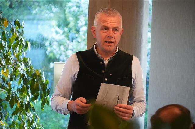 Bürgermeister Bernhard Weiß bedankte sich für die gute Zusammenarbeit bei der Erstellung der Festchronik.