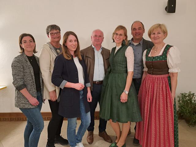 Das neue Vorstandskernteam mit ehem. Obmann und Geschäftsführer (v.l.n.r.): Romana Mayr, Traudi Obermayr, Martina Singer, ehem. Obmann Gust Dietachmair, Obfrau Isabella Klinglmar, GF Andreas Schimpelsberger und Obfrau-Stv. Margarete Ecklbauer. | Foto: Verein für Schiedlberg
