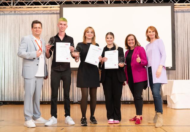 Gesamtsieger 3. Lehrjahr (v.l.) Landesinnungsmeister Alexander Geisbauer, Stefan Hüttmaier (2. Platz), Anna Deisinger (1. Platz), Stefanie Purner (3. Platz), Vizepräsidentin Angelika Sery-Froschauer und Geschäftsführerin Sabine Tobisch. | Foto: Röbl