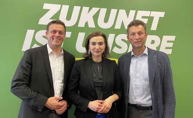 Klima-Landesrat Stefan Kaineder, Justizministerin Alma Zadic und Otto Leodolter, Geschäftsführer Löffler GmbH (v.l.n.r.). | Foto: BRS