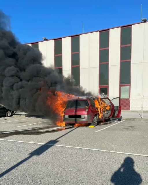 Ein Fahrzeug am Industriegelände Parndorf fing Feuer. | Foto: Feuerwehr Parndorf