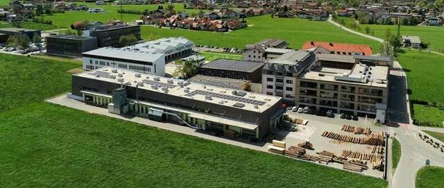 Die günstige Lage der Gemeinde zieht außerhalb der Urlaubszeit viele Tagesbesucher an. Das Holztechnikum ist zudem ein Wissensstandort, der weit über den Tennengau hinaus einen fachlich hohen Ruf geniesst. | Foto: Holztechnikum.