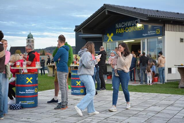 Der Raiffeisen Nachwuchs Fan Corner ist Treffpunkt für Jedermann &amp; -Frau. Vor allem aber für diejenigen die eine richtig schmackhafte Bosner wollen! | Foto: Union Pettenbach