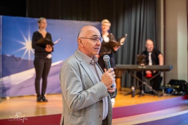 Schulleiter Andreas Juen begrüßt die zahlreichen Besucherinnen und Besucher | Foto: Bernhard Gruber Photography