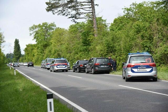Eine Verfolgungsjagd der Polizei mit mehreren Jugendlichen in einem BMW endete auf der B210 zwischen Ebreichsdorf und Oberwaltersdorf. Die Jugendlichen haben mit der 24-köpfigen Bande zu tun. | Foto: Thomas Lenger