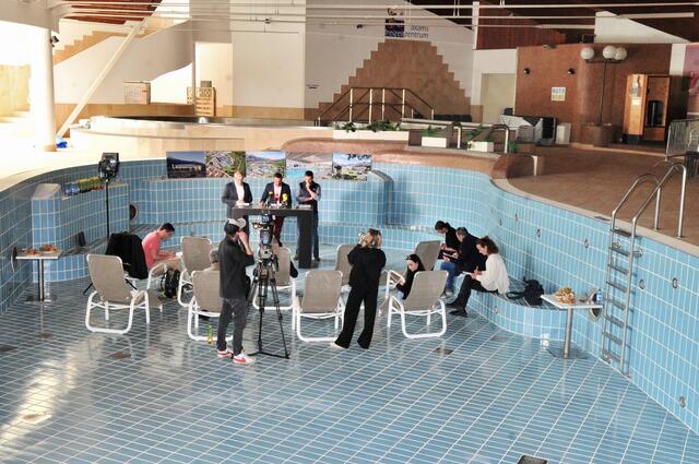 Gibt's nicht alle Tage: Pressekonferenz im (leeren) Schwimmbecken. | Foto: Hassl