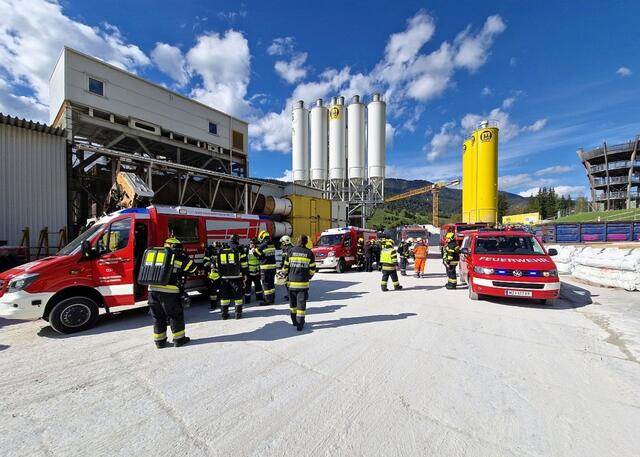 Drei Feuerwehren, Steinhaus, Spital und Mürzzuschlag, übten auf der Tunnelbaustelle Grautschenhof den Ernstfall. | Foto: BFVMZ/FF Spital