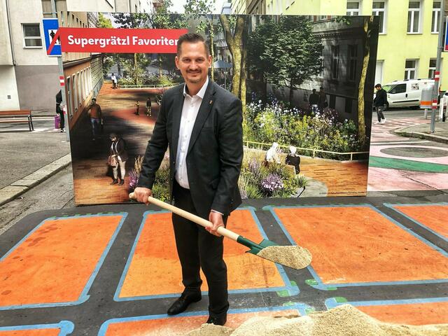 Bezirksvorsteher Marcus Franz (SPÖ) beim symbolischen Spatenstich. | Foto: Stadt Wien