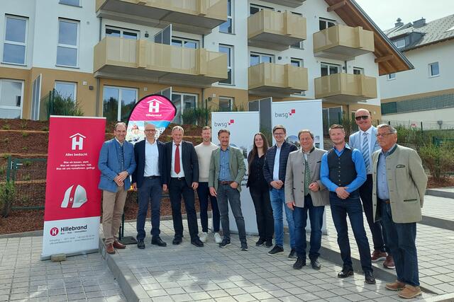 In Hof bei Salzburg wurden in der Sportsplatzstraße nun 17 neue geförderte Wohnungen übergeben.  | Foto: Land Salzburg/Büro Zauner