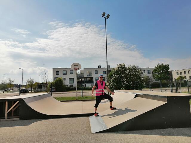 Alexander Hofmann am Basketballplatz. | Foto: NEOS