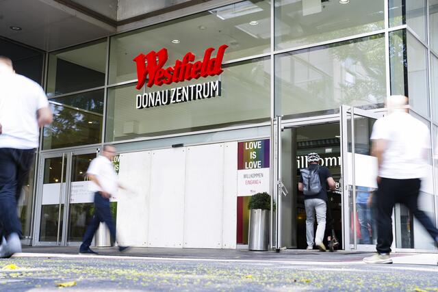 Mit einem Infoblatt wurden Mitarbeiterinnen und Mitarbeiter des Westfield Donau Zentrums über eine Drohung gegen das Einkaufszentrum informiert. | Foto: EVA MANHART / APA / picturedesk.com