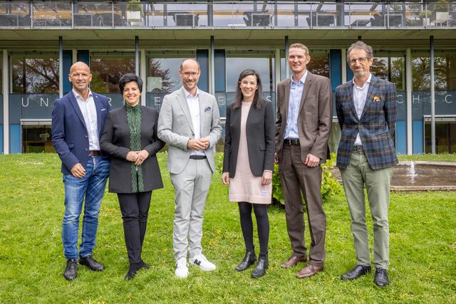 Initiierten das erste alpenweit einzigartige Ausbildungsprogramm für Nachhaltigkeitskoordinator:innen (v.l.): Hubert Siller (Leiter MCI Tourismus), Karin Seiler (Geschäftsführerin der Tirol Werbung), Mario Gerber (Landesrat für Wirtschaft, Tourismus und Digitalisierung), Ingrid Schneider (Geschäftsführerin des Verbandes der Tiroler Tourismusverbände), Wolfgang Lamprecht (Produktmanager WIFI Tirol) und Franz Tschiderer (MCI Tourismus) | Foto: © Verband der Tiroler Tourismusverbände / Lechner