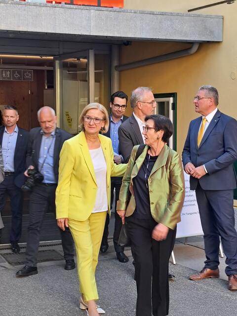 Johanna Mikl-Leitner (Landeshauptfrau) freut sich auf die Party danach 