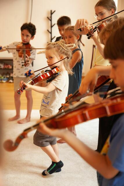 Für Kinder gibt es Einzelunterricht, Orchesterstunden oder die musikalische Früherziehung. | Foto: Musikakademie