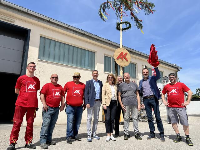 Vor dem Betrieb wurde ein kleiner Maibaum aufgestellt von der Arbeiterkammer. | Foto: AK Burgenland
