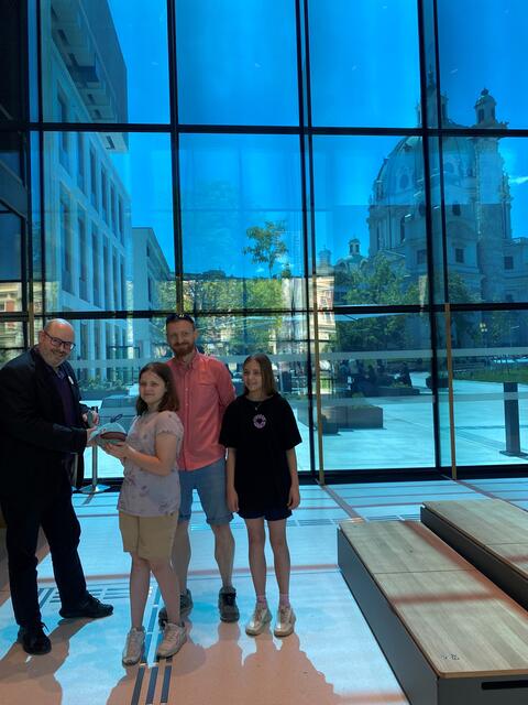 Direktor Matti Bunzl begrüßt Familie Przewozniak im Wien Museum.  | Foto: Wien Museum