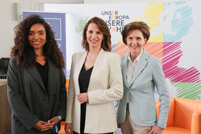 Veranstaltung mit Europaministerin Karoline Edtstadler, Salzburger EU-Gemeinderäten und Schülern im Plenarsaal des Landtags im Chiemseehof. Im Bild: Sade Soyoye (Vertretung für Bürgermeister Bernhard Auinger, Stadt Salzburg), Europaministerin Karoline Edtstadler und Landtagspräsidentin Brigitta Pallauf. | Foto: Land Salzburg / Franz Neumayr
