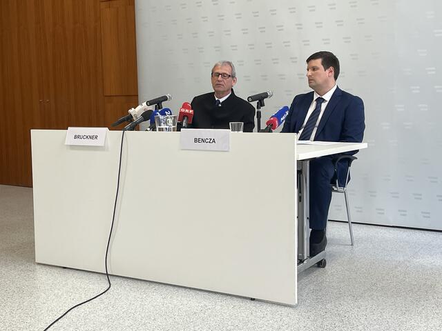 Inspektor Reinhard Bruckner erklärt, wie man den Tätern habhaft wurde. | Foto: Johannes Reiterits/RMW