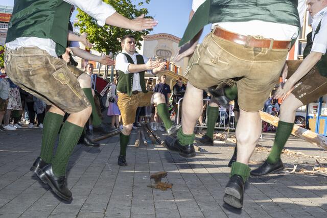 Traditionelles Schuhplatteln und Volksmusik sorgten für Stimmung am Riesenradplatz. | Foto: Bubu Dujmic