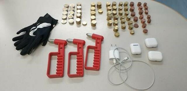 Als Einbruchswerkzeuge wurden Nothammer verwendet. In einigen Fällen waren die Taxis aber auch nicht versperrt, der Zugang zum Fahrzeuginneren damit simpel. | Foto: LPD Wien