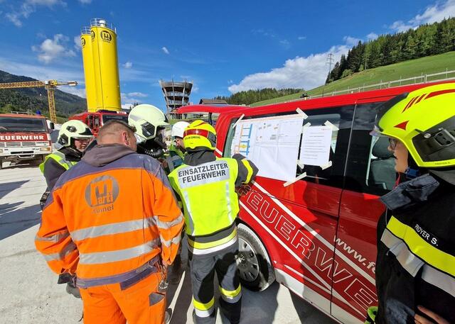 Anhand eines Tunnelplans wurde die Vorgehensweise besprochen. | Foto: BFVMZ/FF Spital