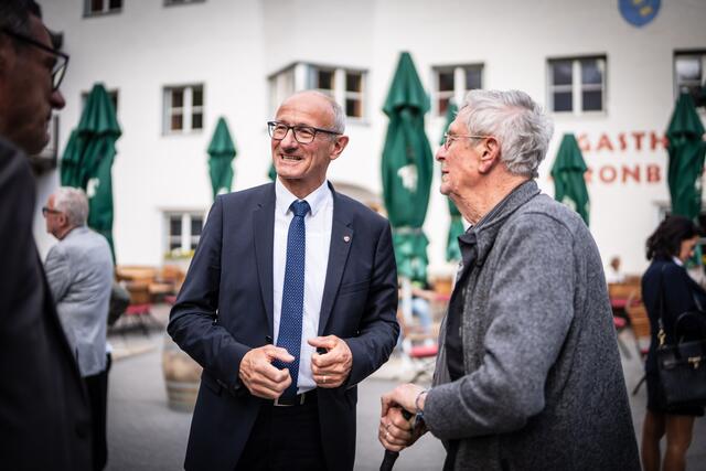 Landeshauptmann Anton Mattle nutzte die Gelegenheit zum Austausch in seinem Heimatbezirk. | Foto: Tiroler Volkspartei