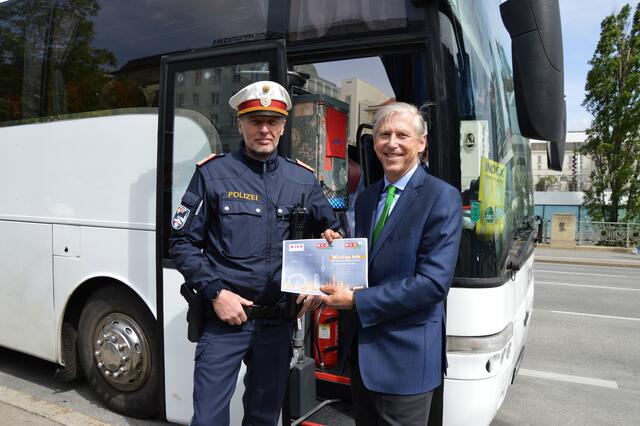 Fachgruppenobmann der WKW Ludwig Richard gemeinsam mit der Polizei. Im 1. Bezirk sollen Reisebusse nicht länger den Verkehr blockieren. | Foto: WK Wien / Jörg Michner