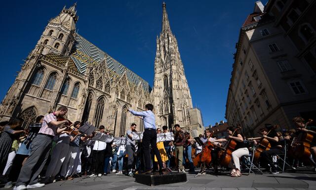 Anlässlich des 200. Jahrestages der Uraufführung der weltberühmten 9. Symphonie von Ludwig van Beethoven fand am Dienstag vor dem Stephansdom ein Flashmob statt. | Foto: GEORG HOCHMUTH / APA / picturedesk.com