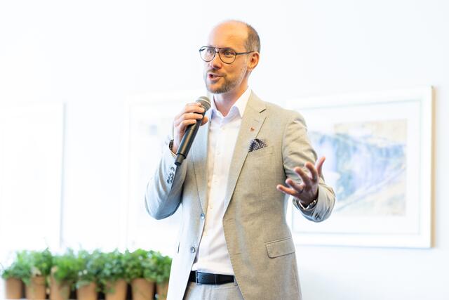 Mario Gerber (Landesrat für Wirtschaft, Tourismus und Digitalisierung) beglückwünschte die jüngst ausgebildeten Nachhaltigkeitskoordinator:innen im Rahmen der Abschlussveranstaltung. | Foto:  © Verband der Tiroler Tourismusverbände / Lechner