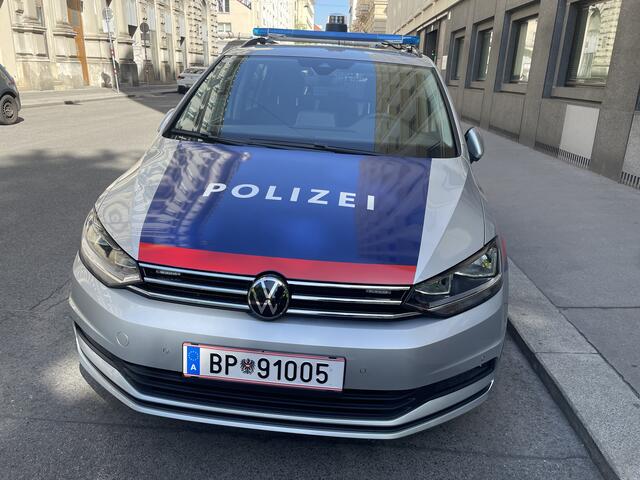 Zweimal wäre der flüchtige Lenker fast mit Streifenwagen zusammengestoßen. (Symbolbild) | Foto: RMW