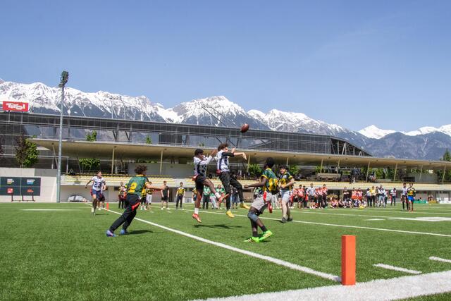 Bei strahlendem Wetter kämpften Mädchen und Burschen beim 11. Flag Football Gameday im American Football Zentrum um die Trophäen. | Foto: M. Freinhofer