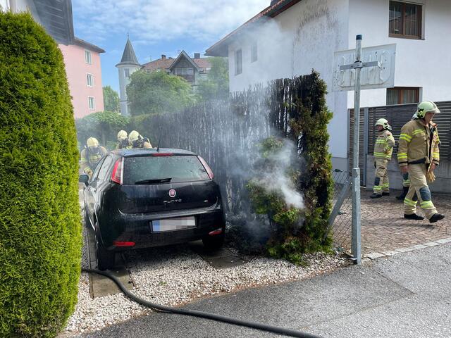In Kufstein wollte eine 83-Jährige mit einem Föhn Unkraut bekämpfen – das hatte zur Folge, dass nicht nur die Hecke brannte, sondern auch die Fassade des Einfamilienhauses sowie ein Auto.  | Foto: ZOOM.Tirol