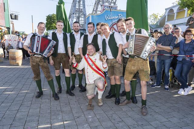Für die musikalische Untermalung sorgen die Outbackbradler. Hier mit "Wiesn Kaiser" Johann Pittermann. | Foto: Bubu Dujmic