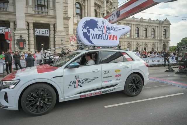 Wichtig beim Run, dessen Einnahmen zu 100 Prozent in Projekte der Rückenmarksforschung gehen, ist es, nicht vom sogenannten "Catcher Car"-Auto eingeholt zu werden. (Archiv) | Foto: René Brunhölzl