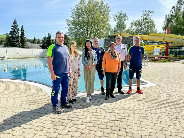 Bauhofleiter Walter Grubmüller, Kassierin Lena Faustenhammer, Kassierin Vasilica-Aurica Friedl, Bademeister Ernst Baumgartner, Bürgermeisterin Josefa Geiger, GGR Josef Brandfellner, Bademeister Markus Ziedlicky. | Foto: Marktgemeinde Sieghartskirchen;