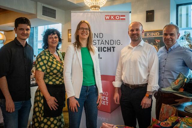 EPUs sichtbar machen (v.l.n.r.): Wirtschaftsstadtrat Martin Schott, Gastronomin Alexandra Pesendorfer, Sarah Susan Reynvaan, Gerhard Putz und Andreas Promberger. | Foto: netwerkstatt/Werner Krauß