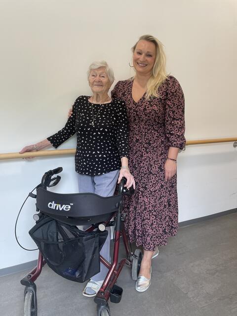 Bewohnerin Catharina Büchinger mit Vladislava Flasikova.  | Foto: Magdalena Pfeffer