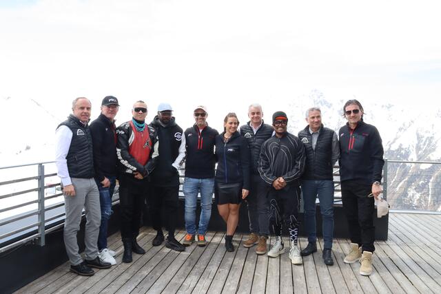 Die Jungs von "Black Eyed Peas" mit Markus Walser (Vorstand SSAG), Alexander von der Thannen (Obmann TVB Paznaun-Ischgl), Michael Zangerl (Vorstand TVB Paznaun-Ischgl), Myriam Walser (AR-Vorsitzende TVB Paznaun-Ischgl), Jürgen Kurz (AR-Vorsitzender SSAG), Günther Zangerl (Vorstand SSAG) und Arnold Tschiderer (Obmann-Stv. TVB Paznaun-Ischgl).  | Foto: Elisabeth Zangerl