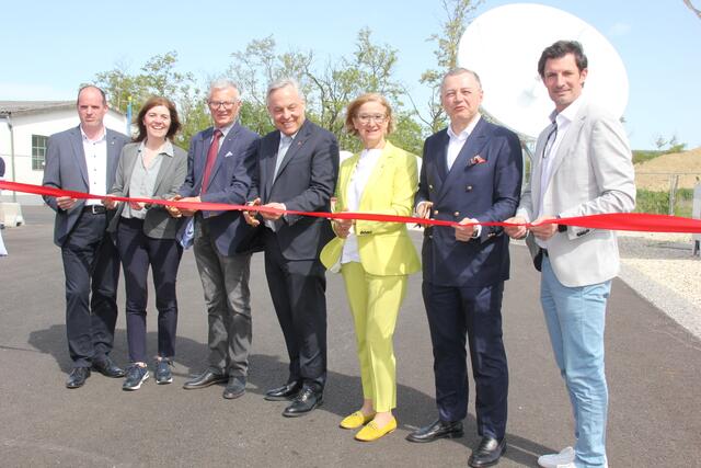 Das Band wird durchschnitten, der Standort Prottes eröffnet. | Foto: Mold