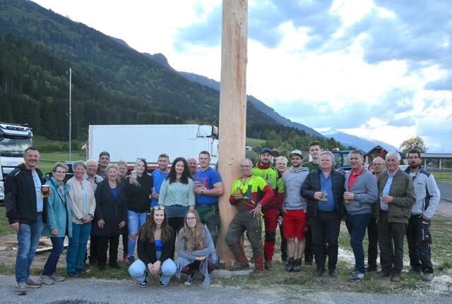 Alle Aktiven des Maibaum-Aufstellens