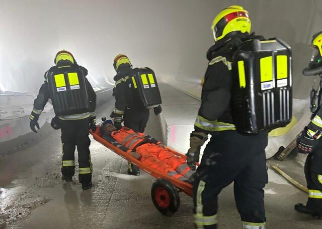 Mit schwerem Atemschutzgerät haben die Feuerwehrmitglieder die "vermisste Person" im Tunnel gefunden. | Foto: BFVMZ/FF Spital