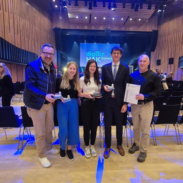 digBiz-Koordinator Christoph Meisinger, Nena Furtmüller, Nina Köck und Simon Neundlinger mit Projektbetreuer Markus Meisinger (v. l.). | Foto: BBS