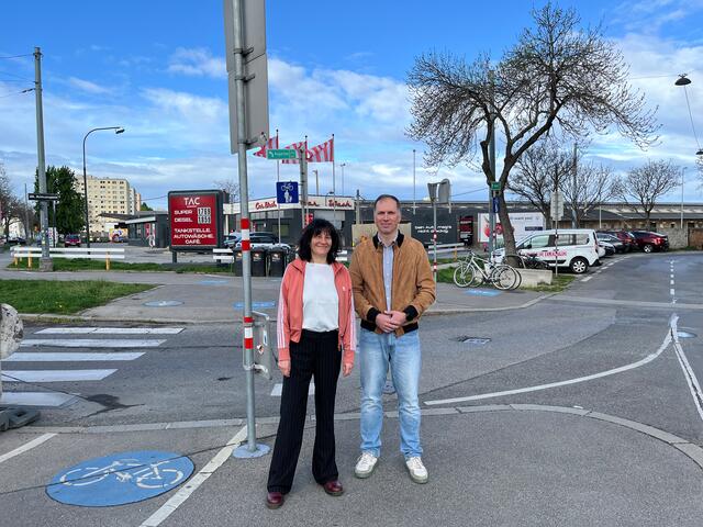 Gemeinsam sprechen sich die Grünen-Bezirksvize Barbara Pickl (Brigittenau) und Bernhard Seitz (Leopoldstadt) für Veränderungen am Taborplatz aus. | Foto: Grüne Wien