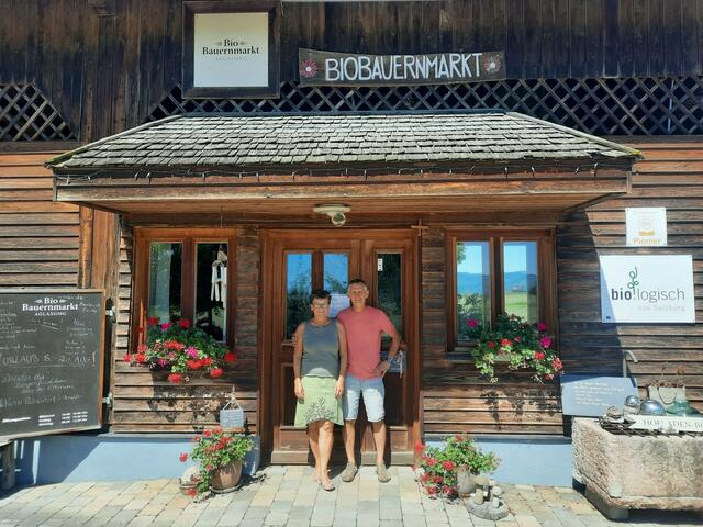 Adelheid Eisl und Manfred Eisl bewirtschaften den Esserhof in St. Georgen bei Oberndorf. | Foto: Esserbauer