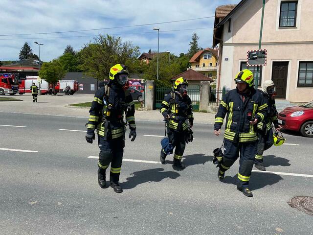 Der vermutete Kellerbrand im Tullnerbacher Gemeindezentrum forderte etliche Einsatzkräfte. | Foto: Michael Sabadello