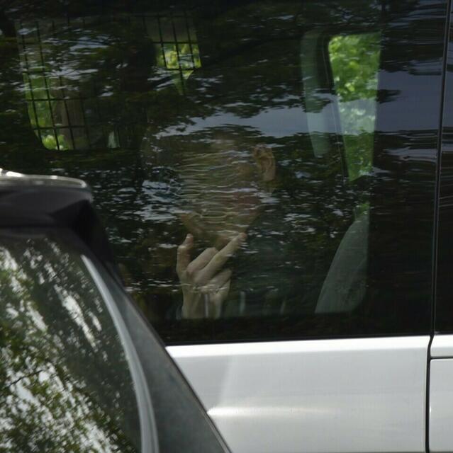 Einer der Tatverdächtigen zeigte bei der Festnahme den Mittelfinger. | Foto: Thomas Lenger