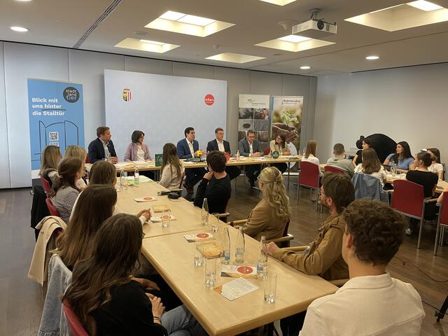 Schülerinnen und Schüler der HLW Steyr nahmen an der Konsumdialoge-Pressekonferenz in Linz teil. | Foto: BRS