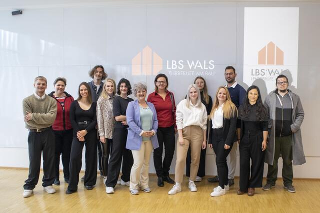 Das gesamte Projektteam in der Landesberufsschule in Wals. | Foto: Landesberufsschule Wals