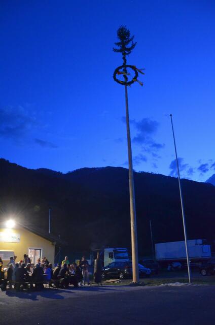 Der Maibaum ragt in den nächtlichen Himmel