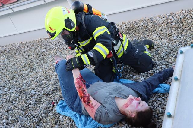 Insgesamt 14 Feuerwehren, zwei Sanitätseinsatzwagen sowie Polizei war bei der Großübung in St. Willibald im Einsatz. | Foto: AFKDO Raab